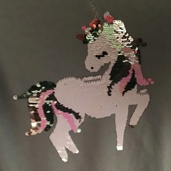 H&M Girl’s Green Unicorn Sweatshirt. Size 6-8 - Picture 2 of 5